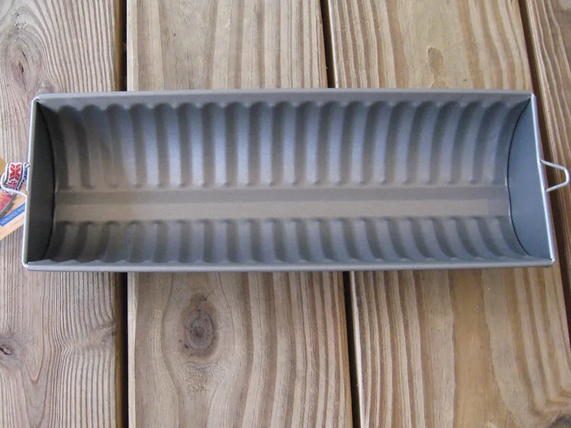 almond cake pan: non -stick finish