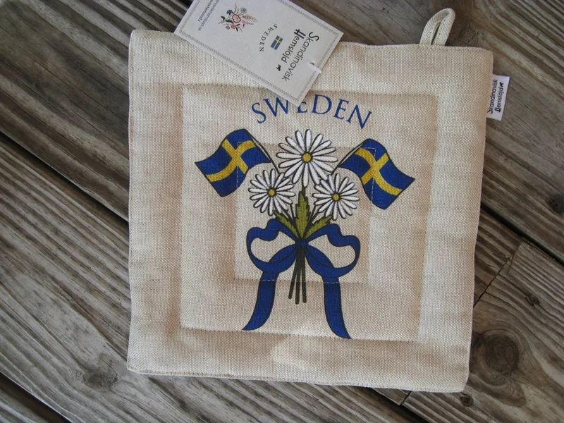 "Swedish Flags" pot holder 8.5" x 8.5" 55% linen 45% cotton Made in Sweden
