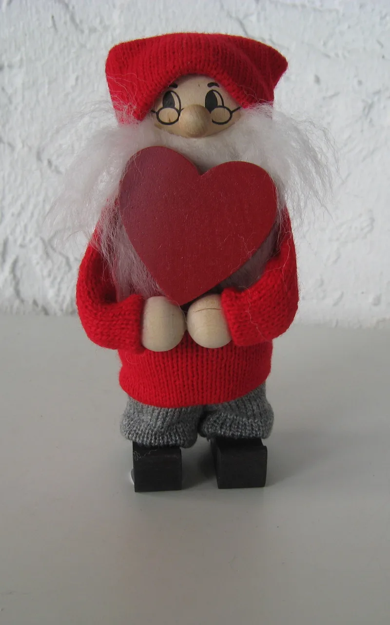 Tomte w/big heart  6"  Made in Sweden