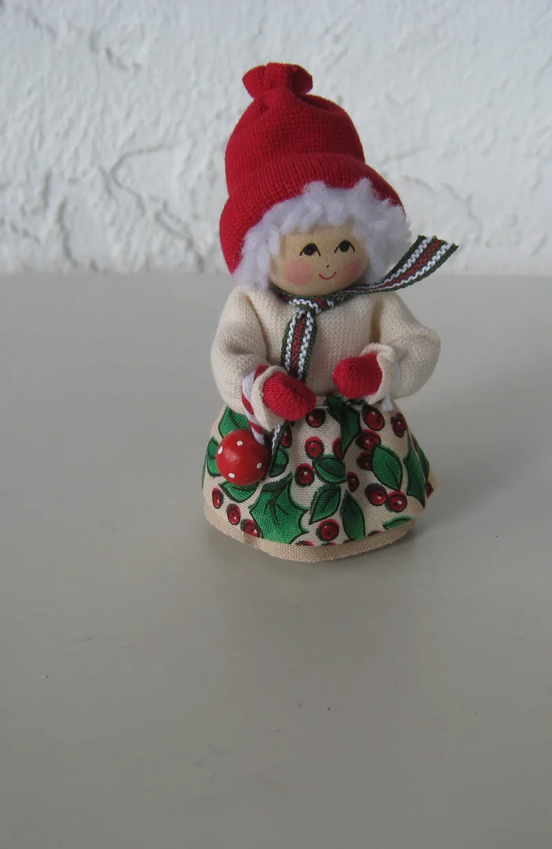 Tomte girl "berries"  3"  Butticki of Sweden