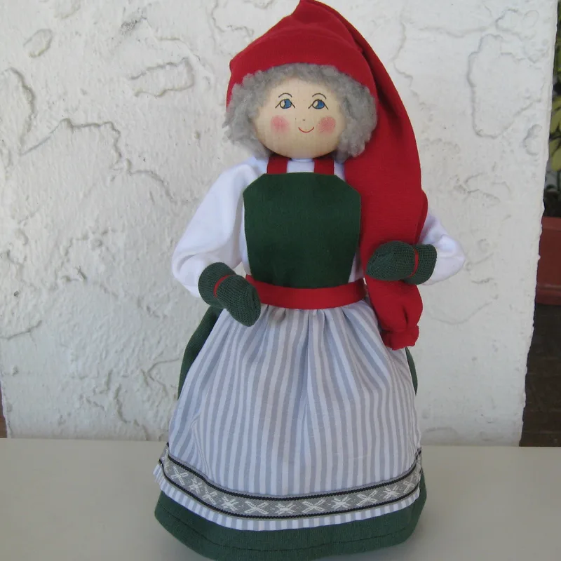 tomte lady in green  11"  Butticki of Sweden