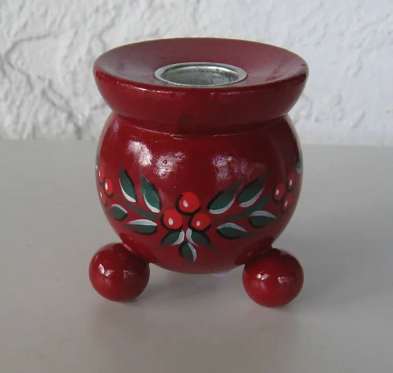 Red ball candle holder w/lingonberries design Made in Sweden