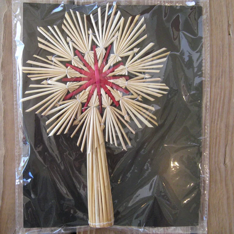 Straw tree top star w/red   10" x 6"