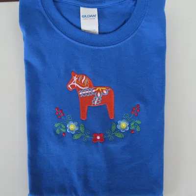 T-shirt, royal blue with embroidered red dalahorse, Size: Medium 1 left