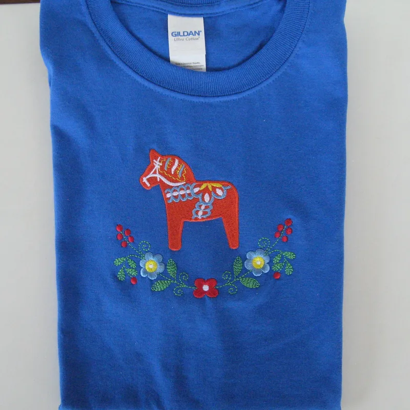 T-shirt, royal blue with embroidered red dalahorse, Size: Medium  1 left