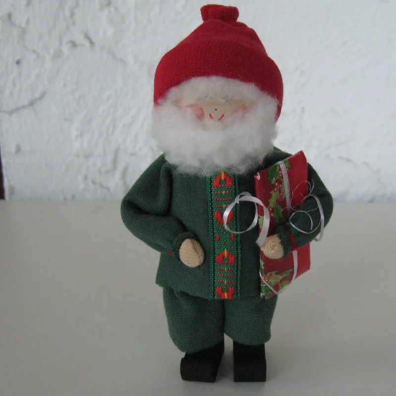 Green tomte with present 5.5" tall Butticki of Sweden