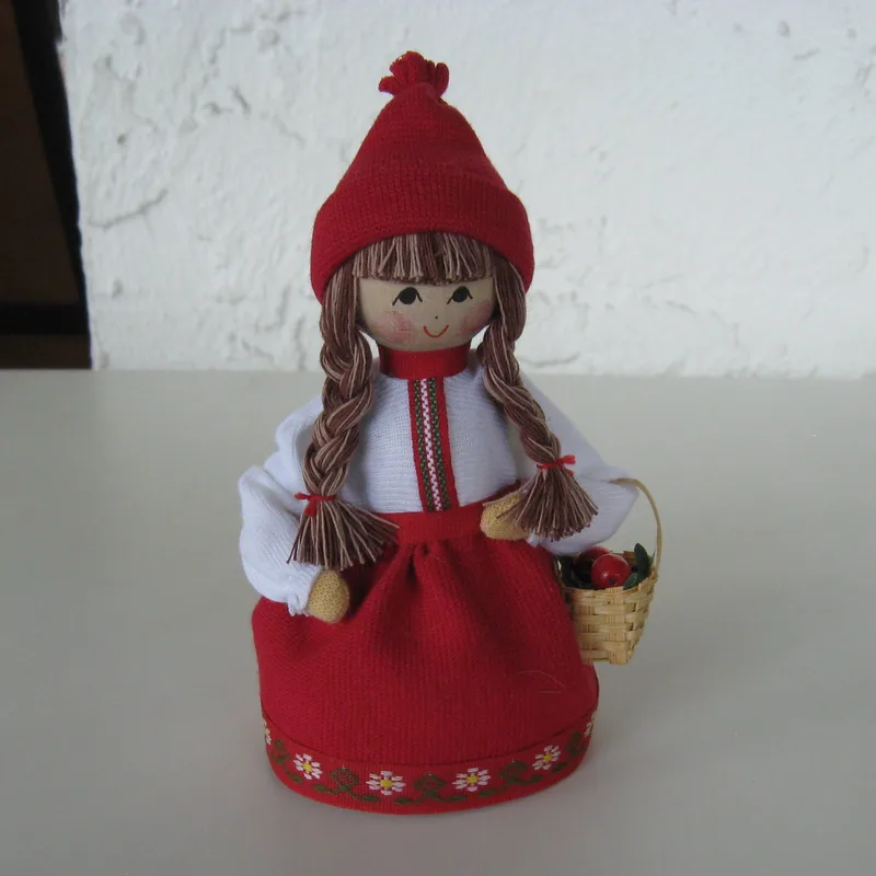 Lady Tomte with lingon basket, 6", red